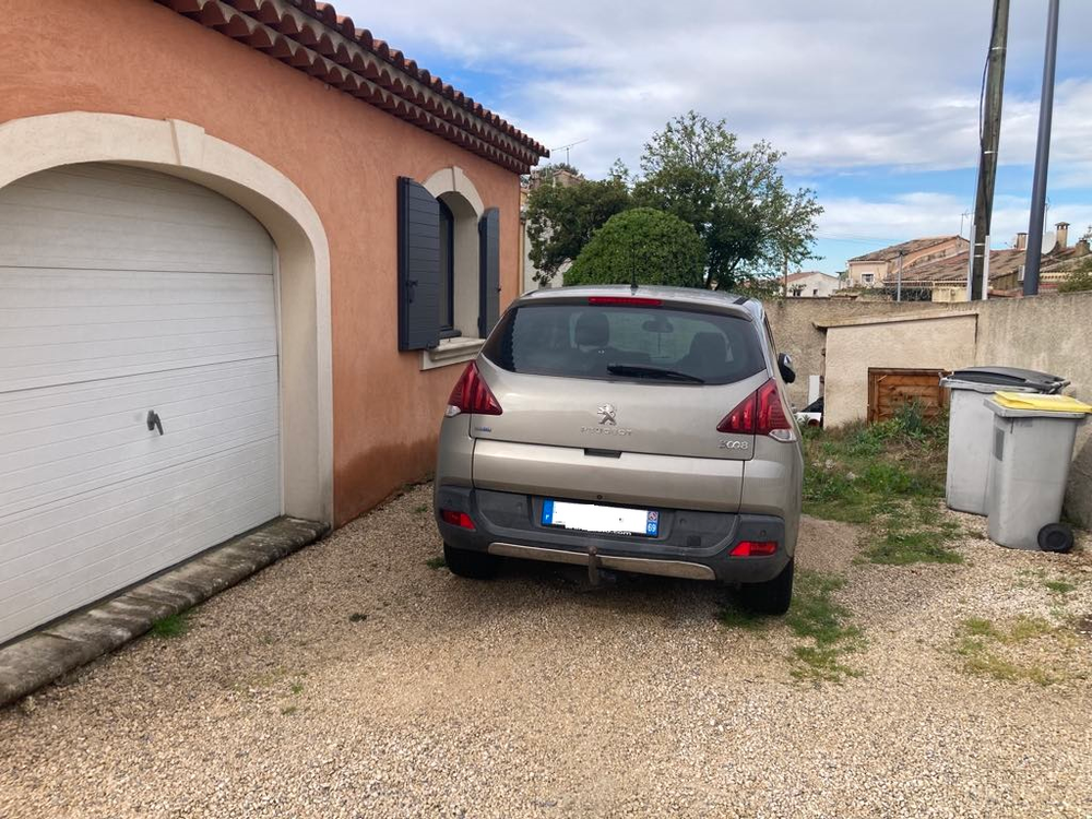 Une voiture est garée devant une porte de garage