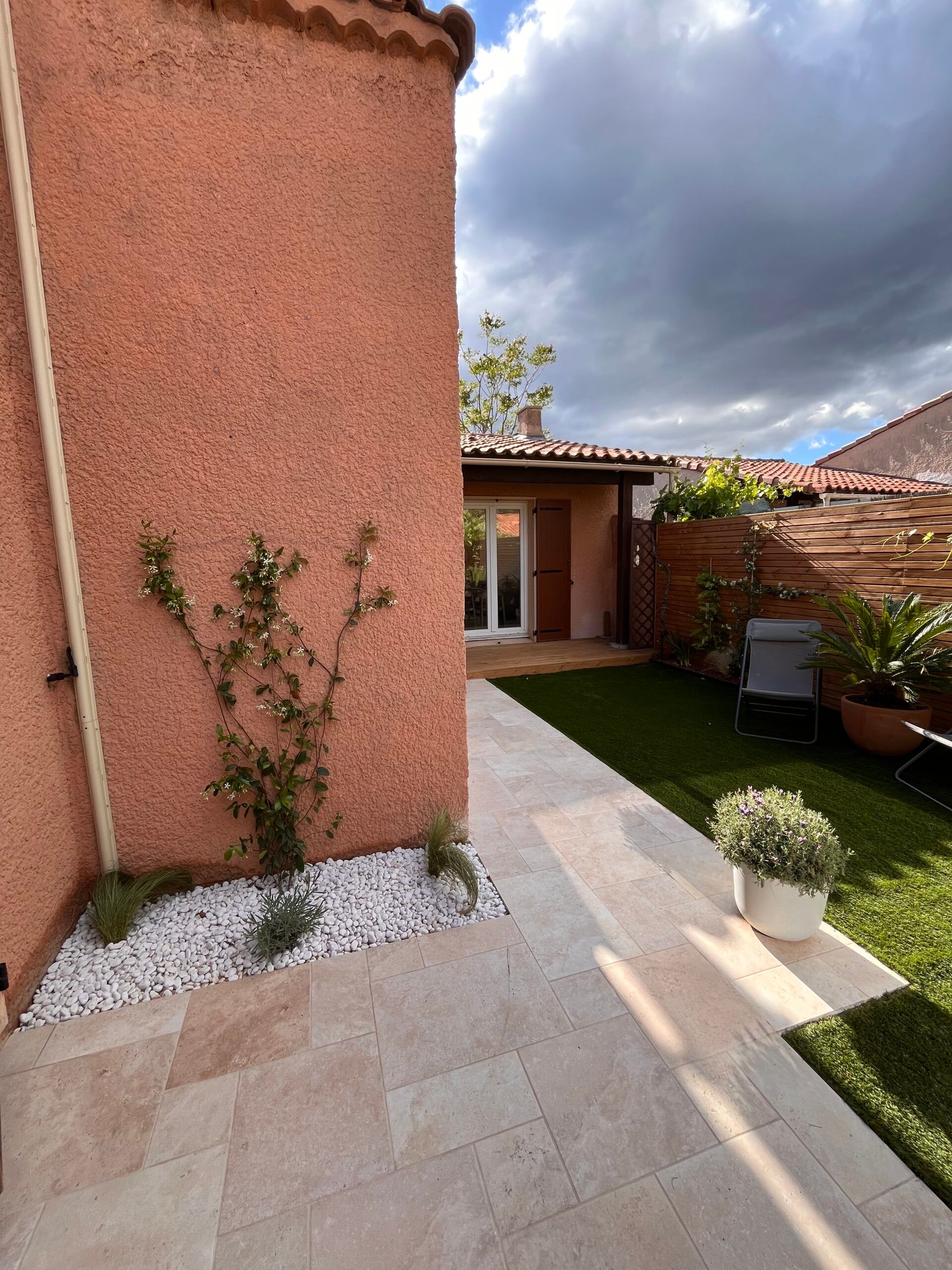 Une maison avec une allée menant à l'arrière-cour