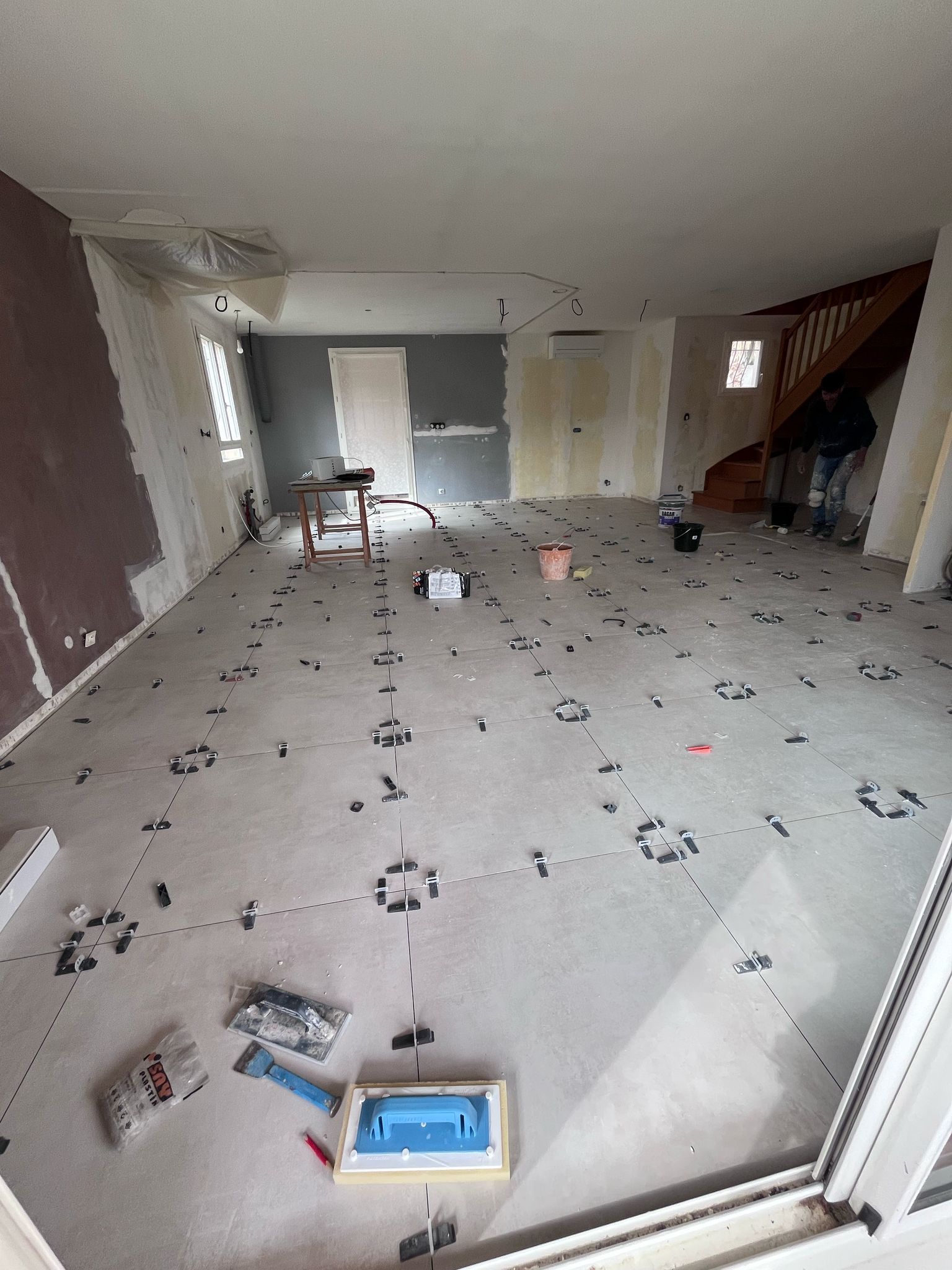 Un salon avec beaucoup de déchets sur le sol.