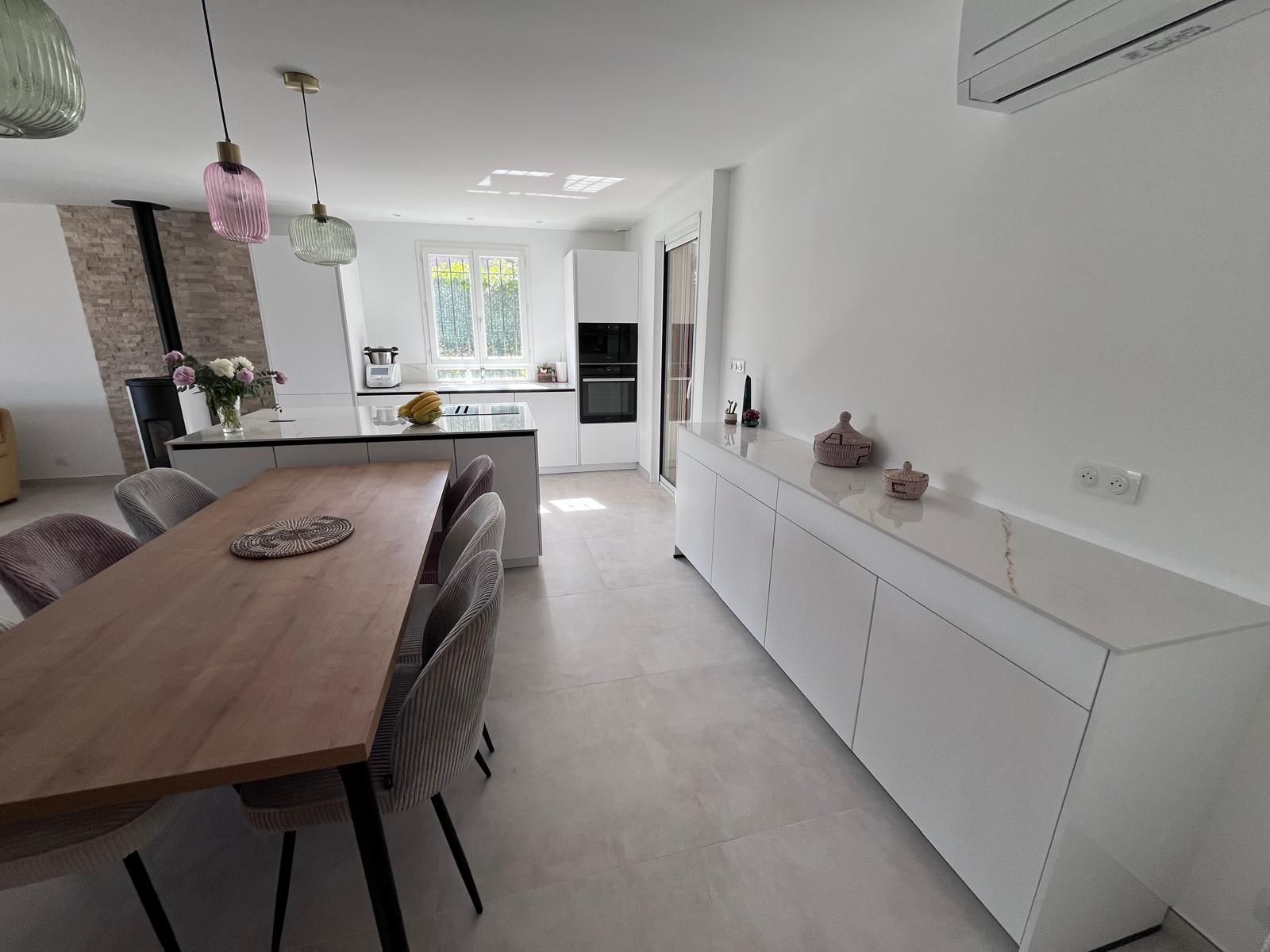 Une cuisine avec une table et des chaises