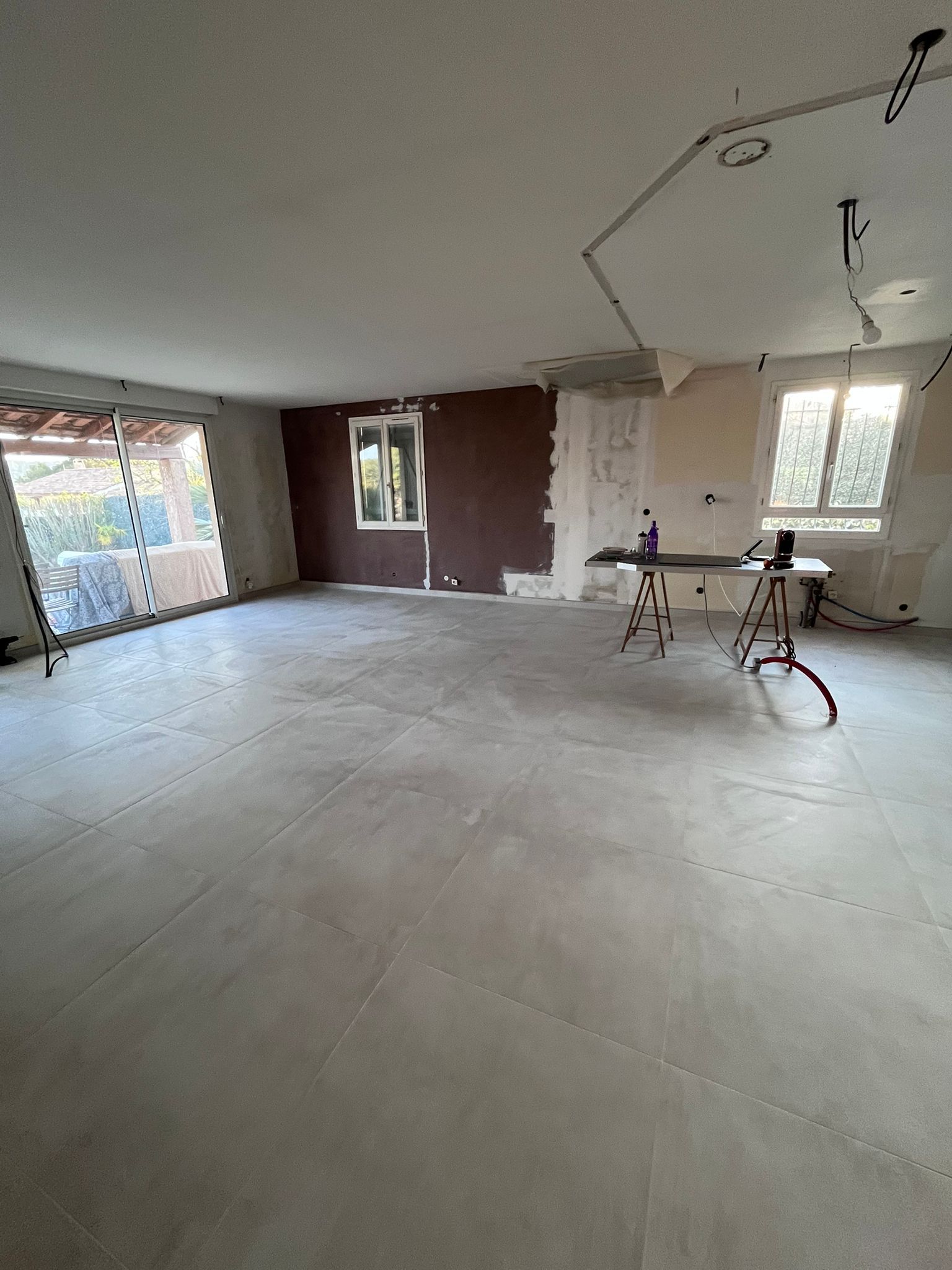 Une grande pièce vide avec une table au milieu.