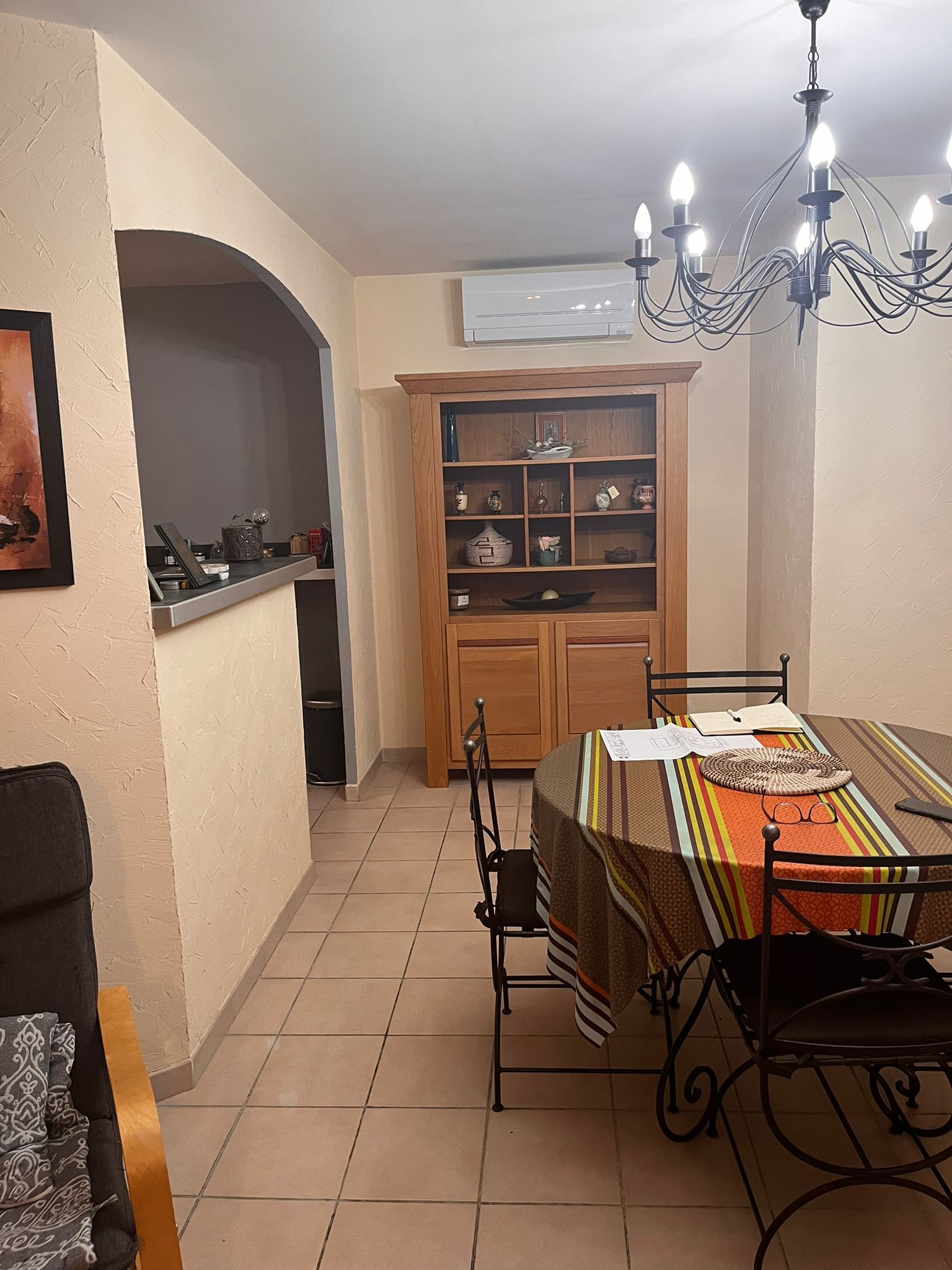 Une salle à manger avec une table, des chaises et un lustre