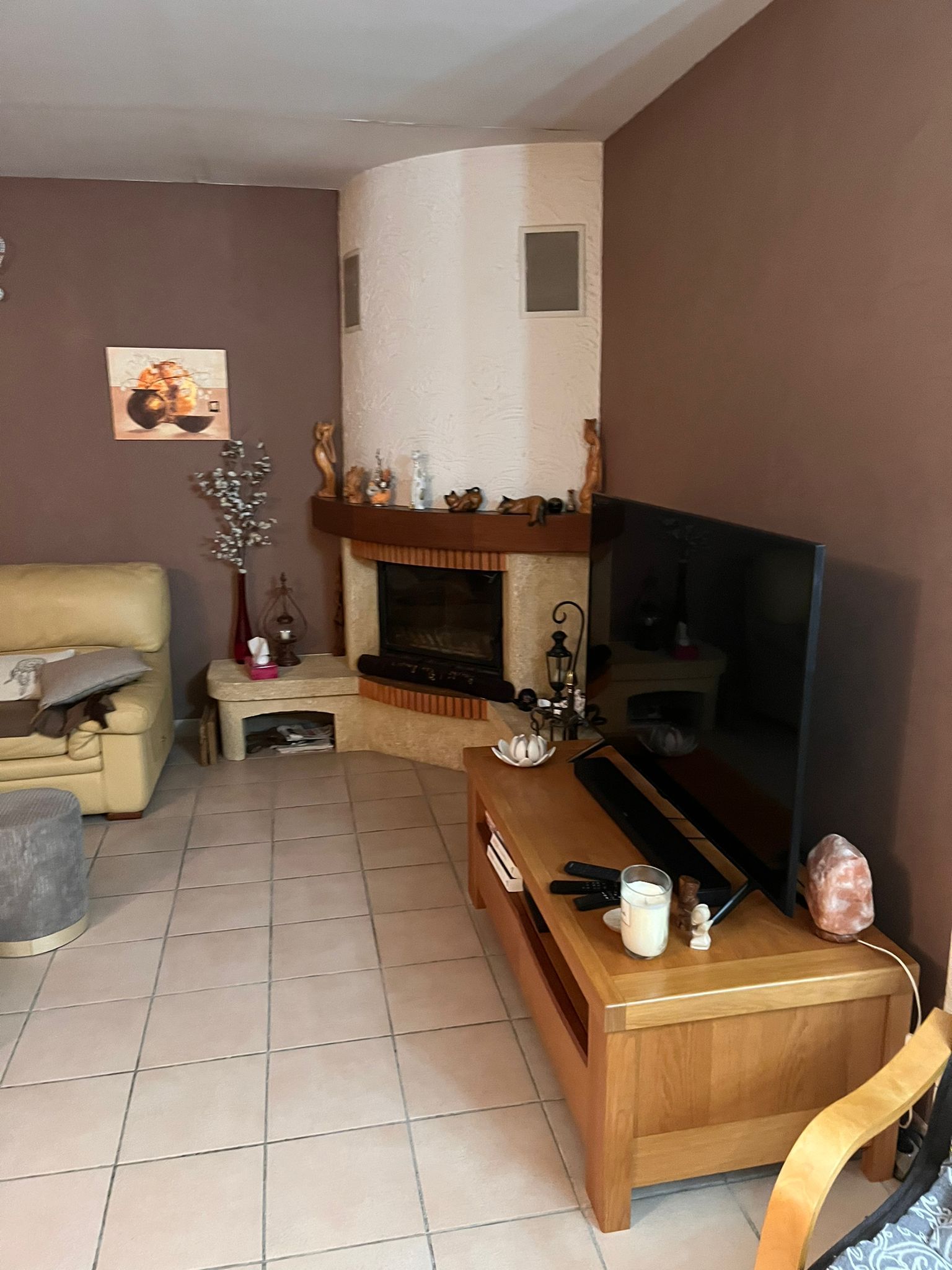 Un salon avec une cheminée et une télévision à écran plat