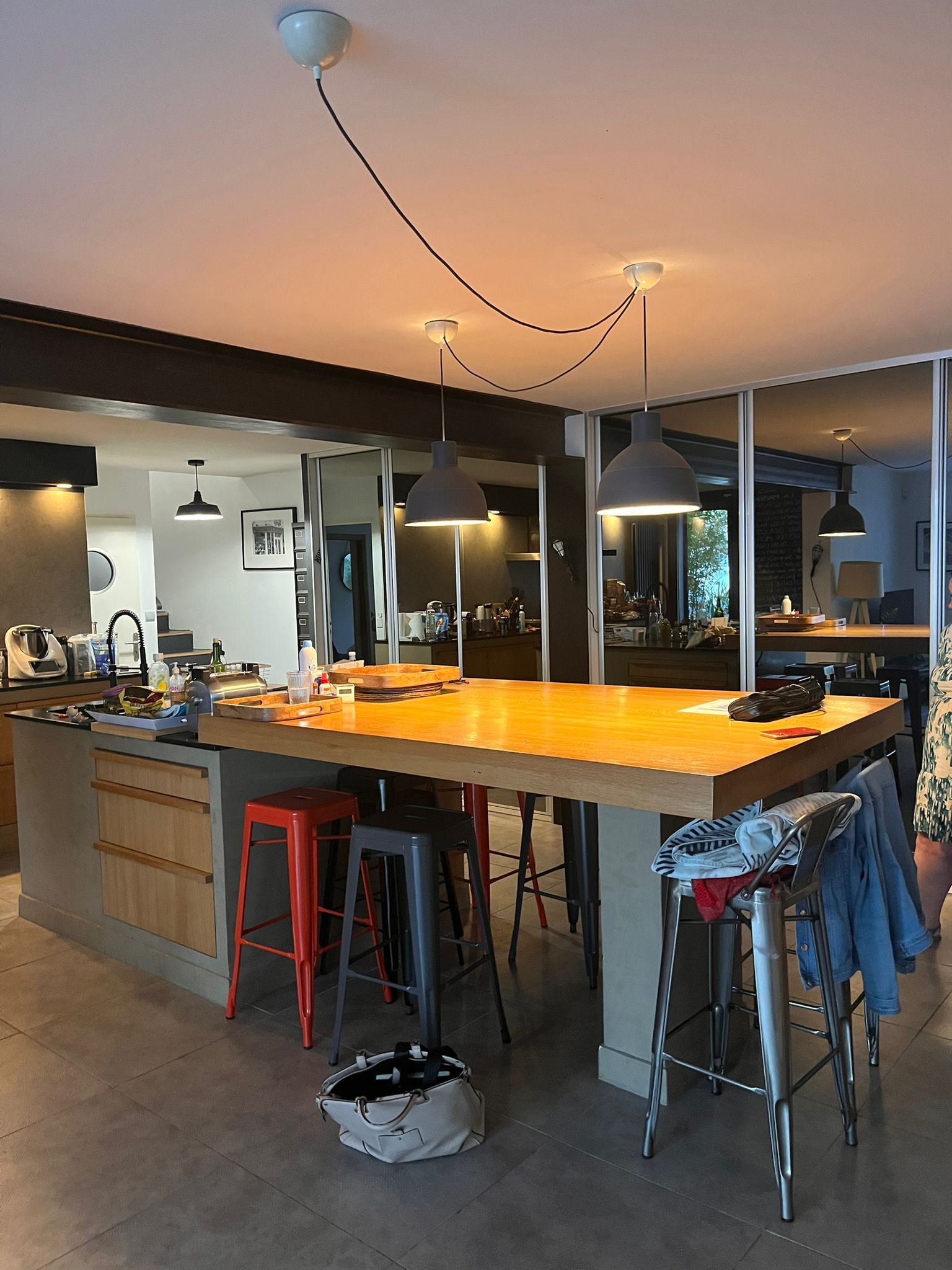 Un mur rose avec beaucoup de plantes en pot devant