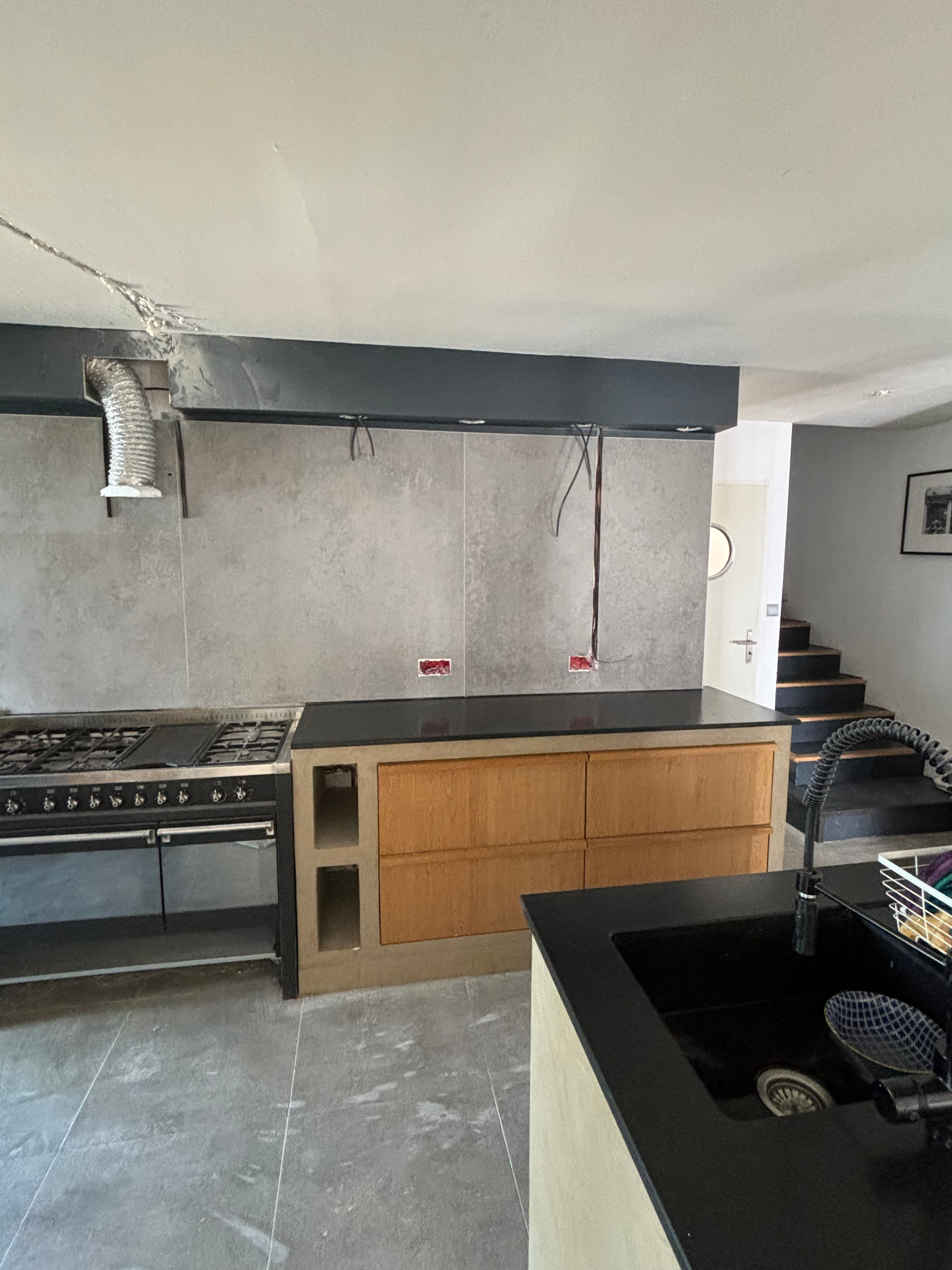 Un rendu 3D d'un jardin avec une maison en arrière-plan.