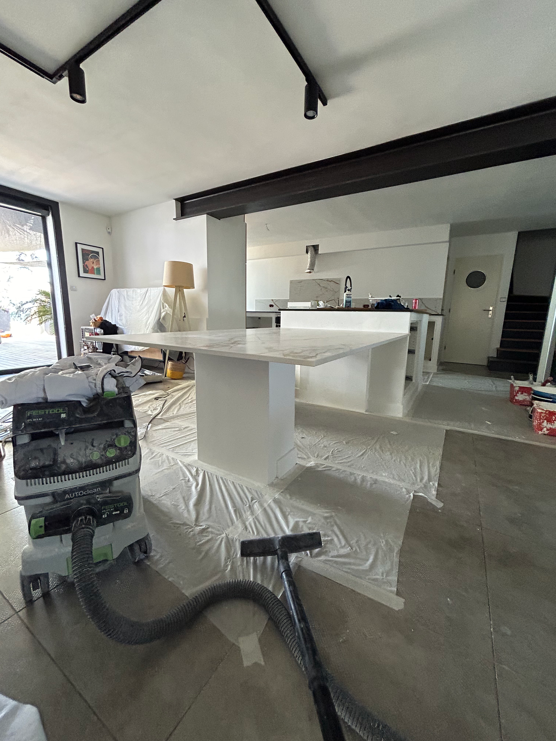 Un rendu d'une maison avec une passerelle qui y mène