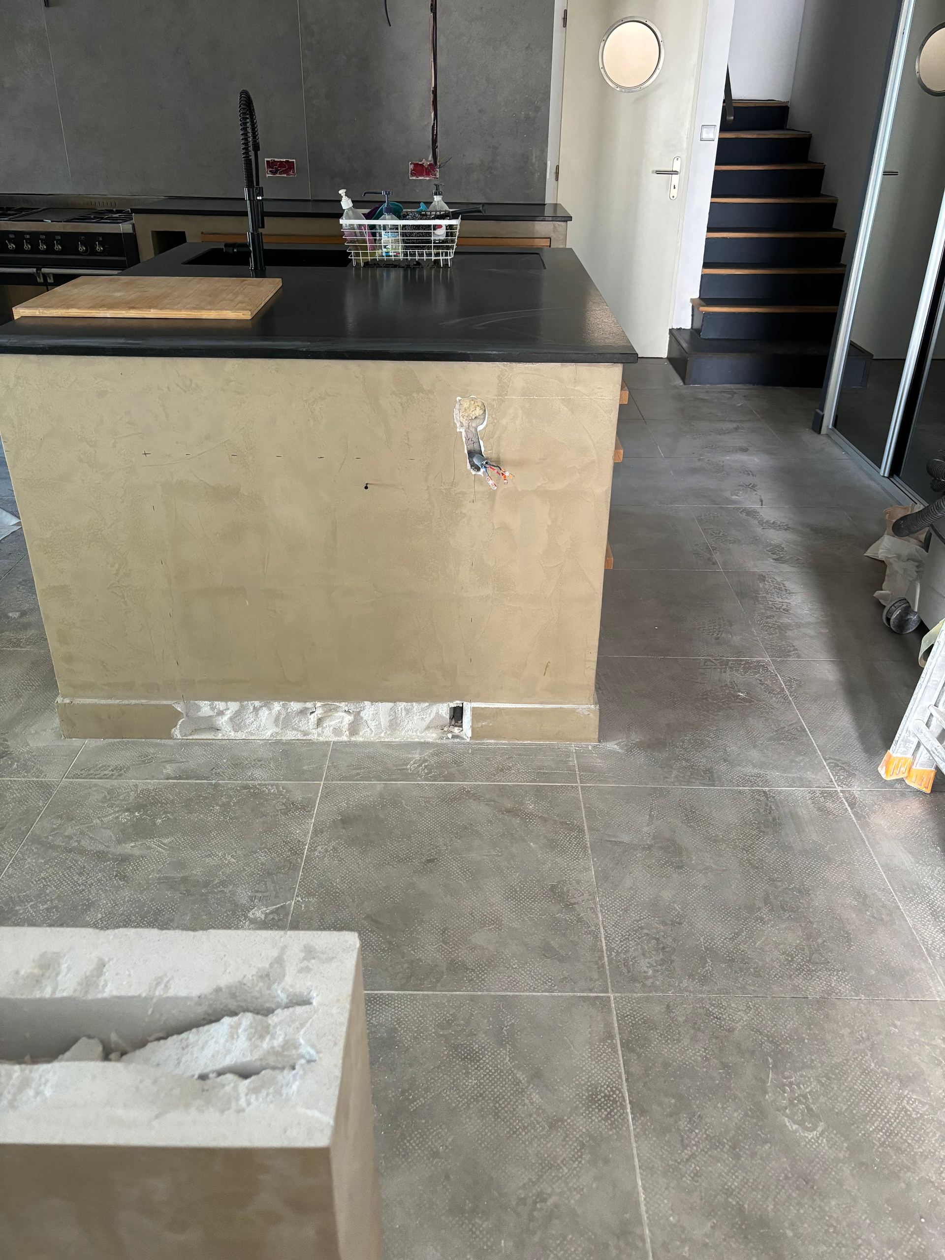 Une image générée par ordinateur d'un jardin avec une passerelle qui y mène.