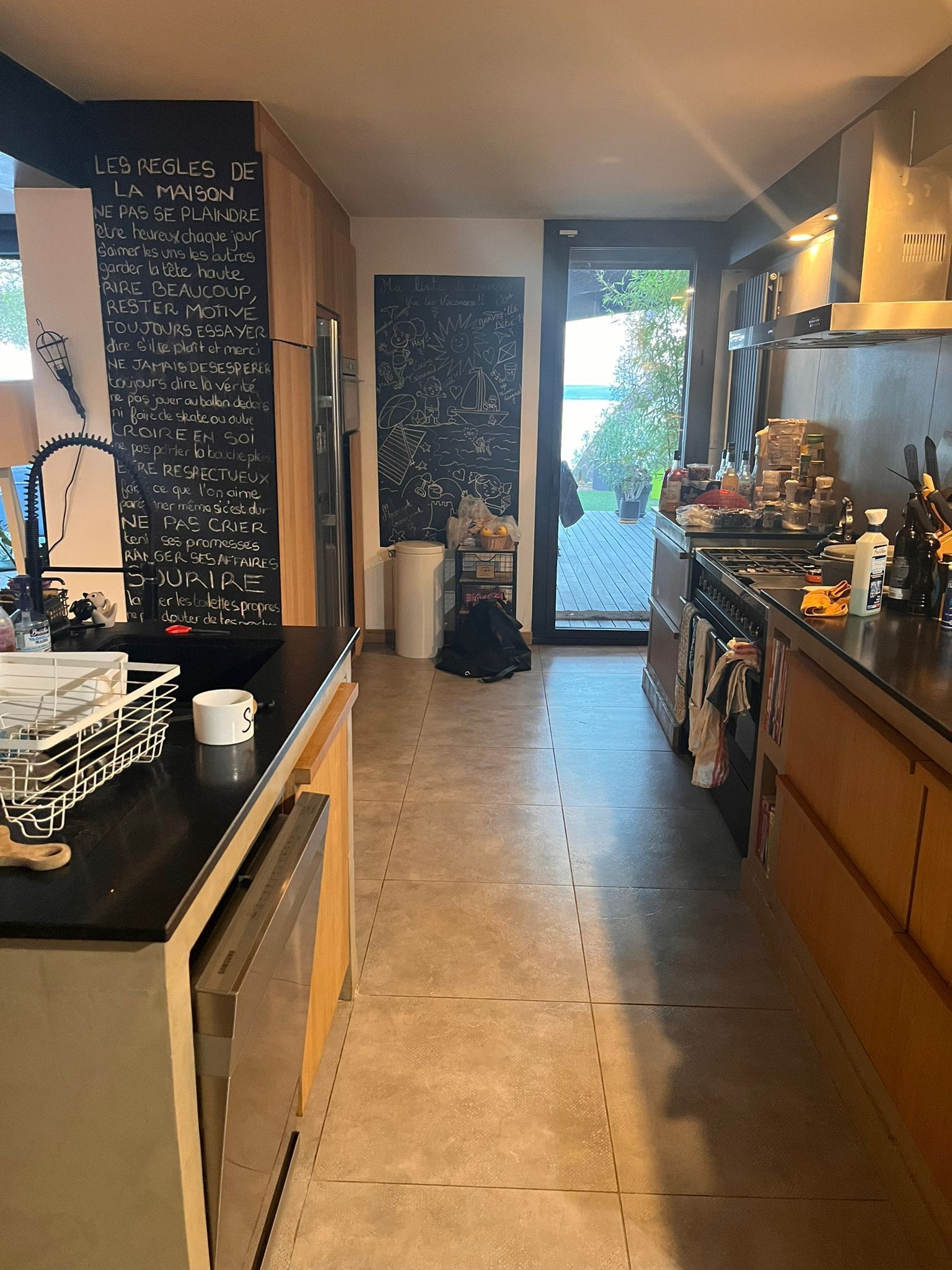 Une voiture est garée dans l'herbe devant une maison