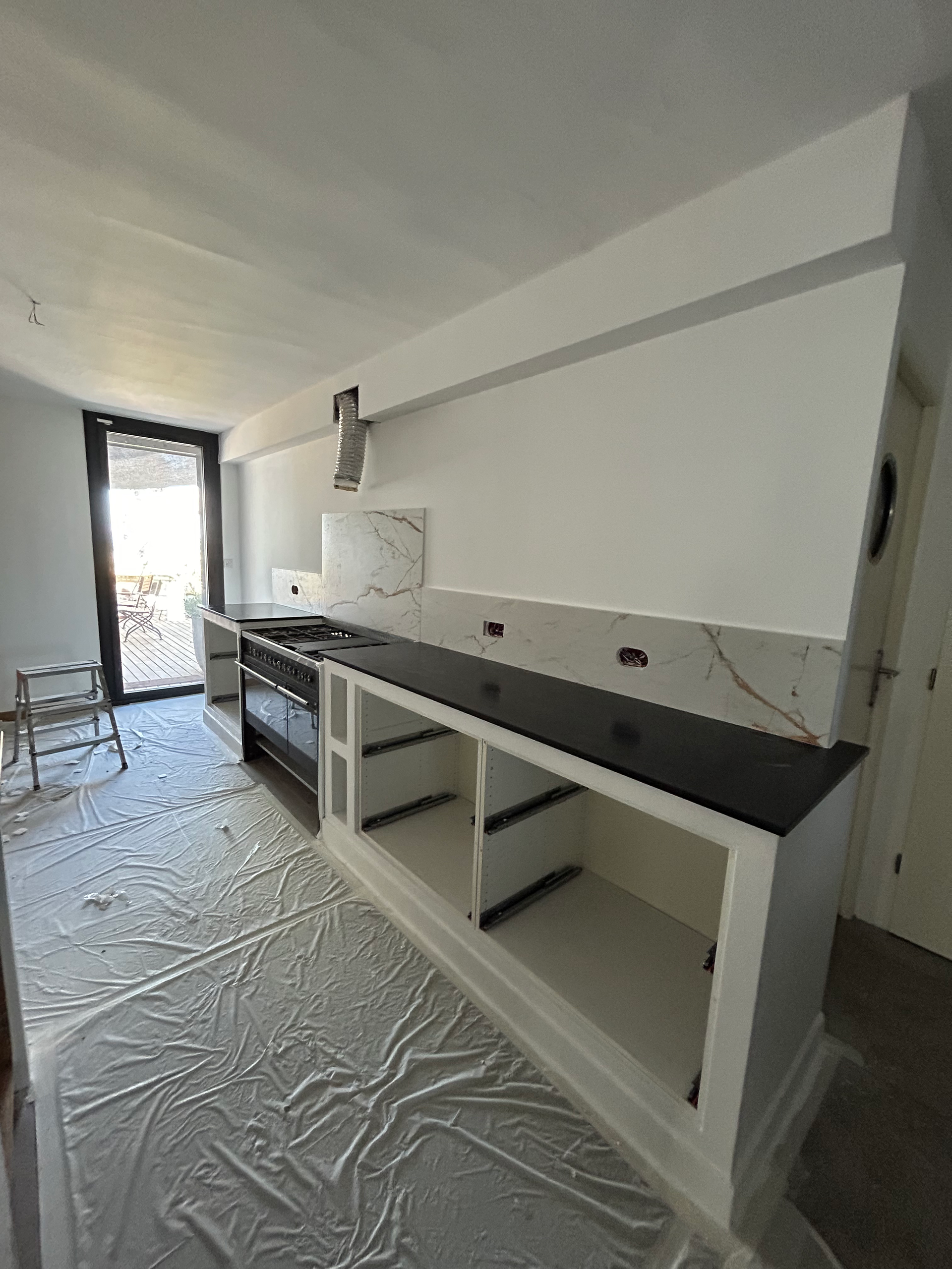 Un rendu 3D d'un jardin avec beaucoup de plantes et d'arbres.