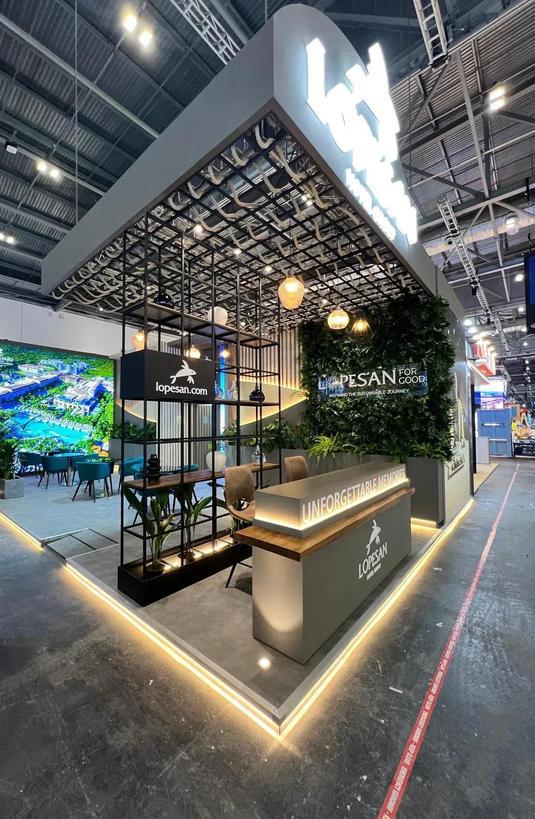 Un stand en una convención con una mesa y sillas.