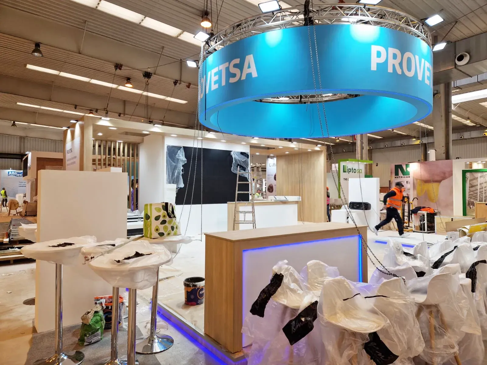 Un círculo azul con la palabra Probar colgado del techo de una habitación.