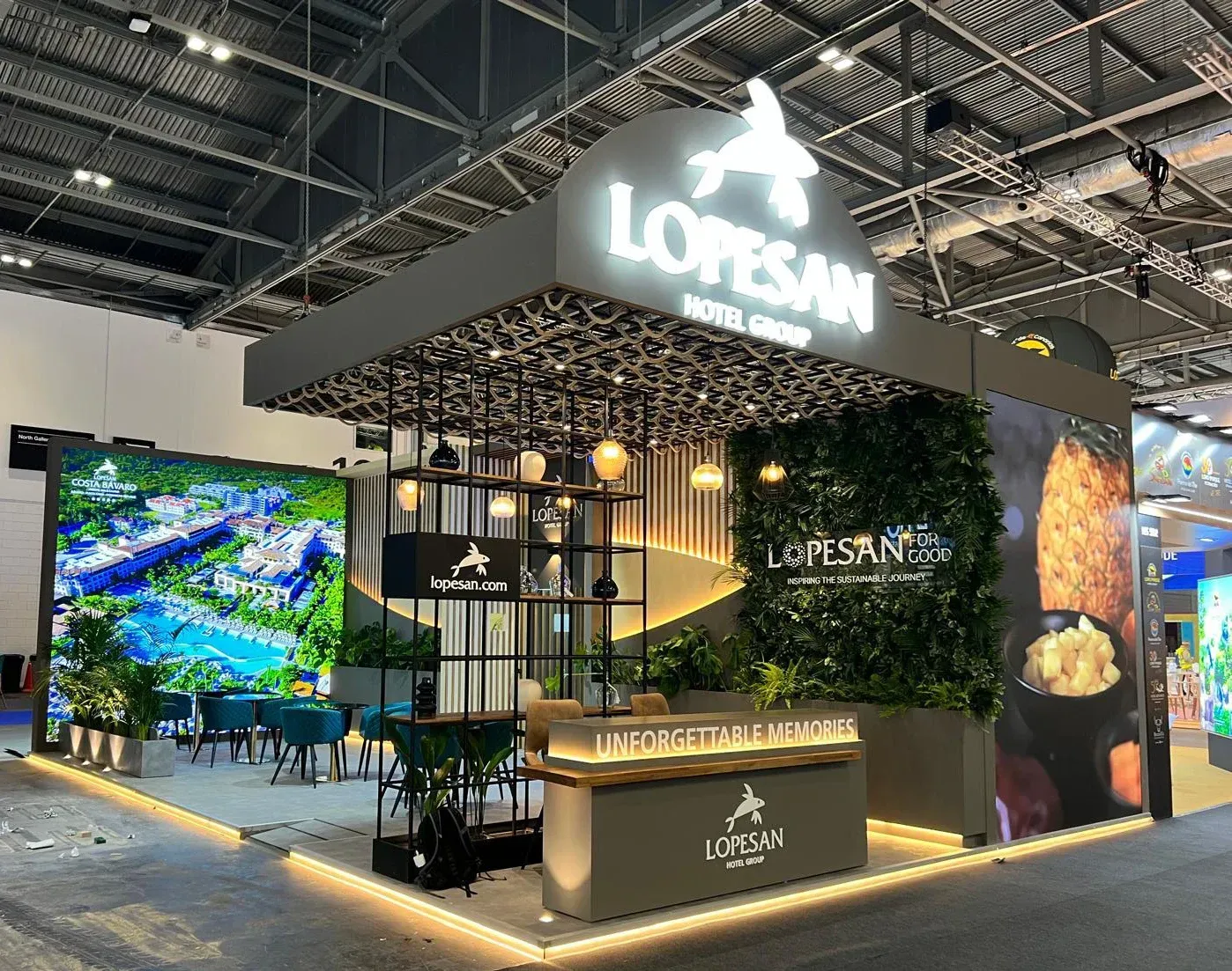 Un restaurante con un cartel que dice Lopesan Hotel Group.