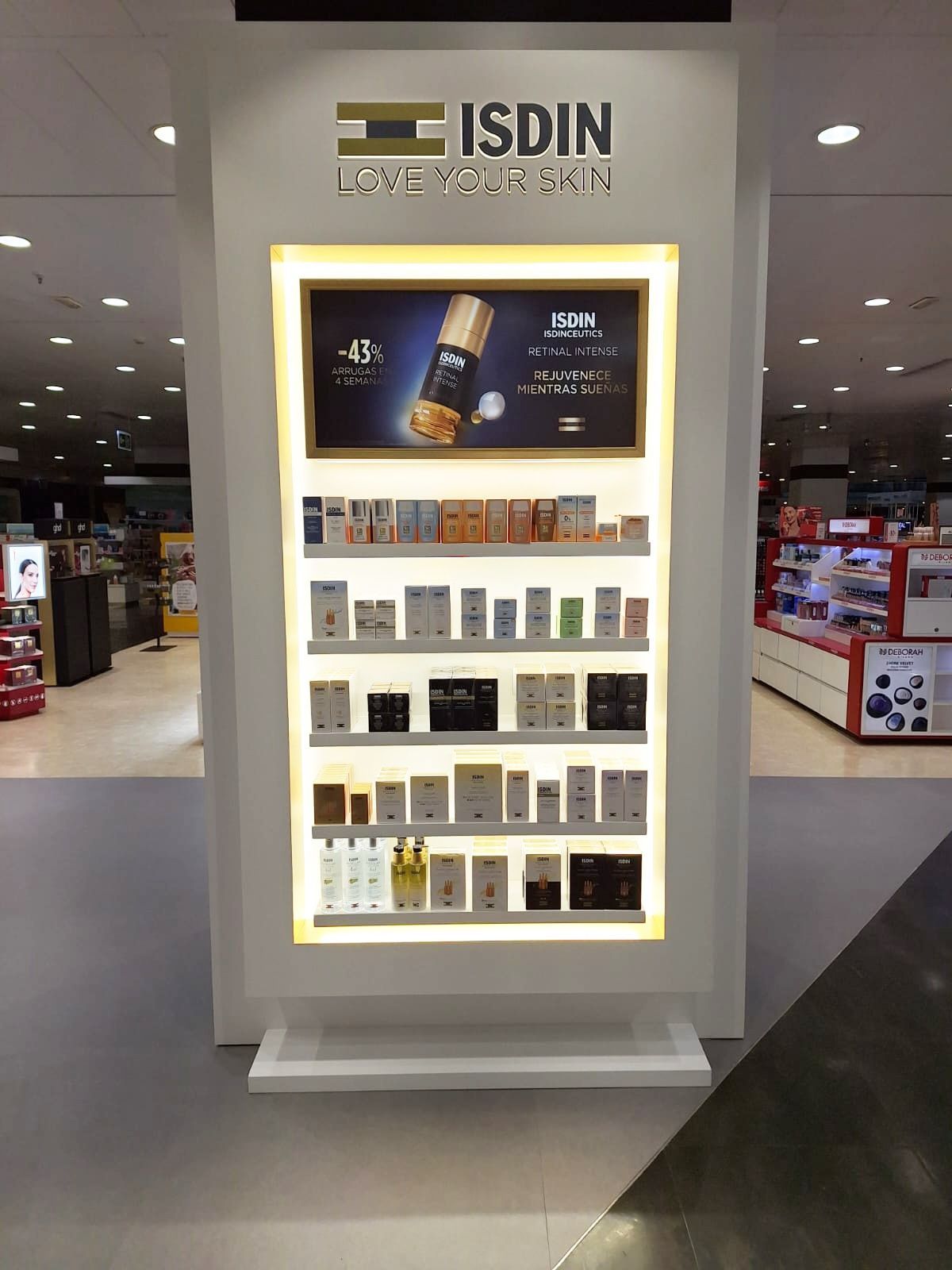 Una exhibición de cosméticos Isdin en una tienda