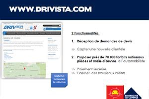 Capture d'écran d'une page web avec le logo de l'entreprise, une liste de deux fonctionnalités et une carte, le tout sur fond bleu.