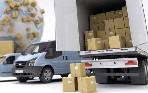 Camion et fourgonnette chargés de cartons, globe terrestre en arrière-plan, représentant le transport maritime et la logistique mondiaux.