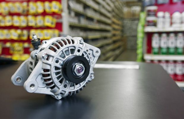 Une pièce détachées d'automobiles sur un comptoir dans le magasin RF Auto Pièces Perpignan.