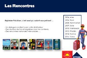 Diapositive de présentation les voyages et la liste des lieux des événements, photos et un super-héros de dessin animé avec une valise.