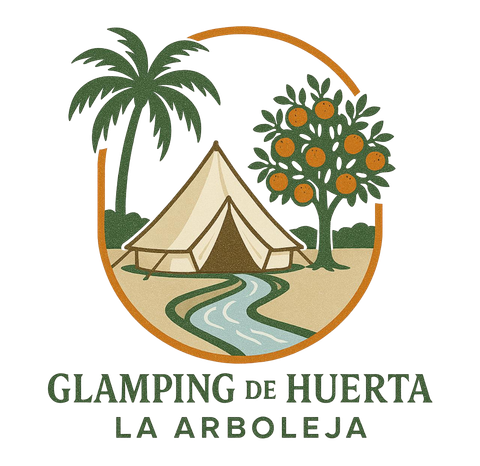 Logotipo de Glamping de Huerta La Arboleja: tienda de campaña, palmera, naranjo, río, en un marco circular.