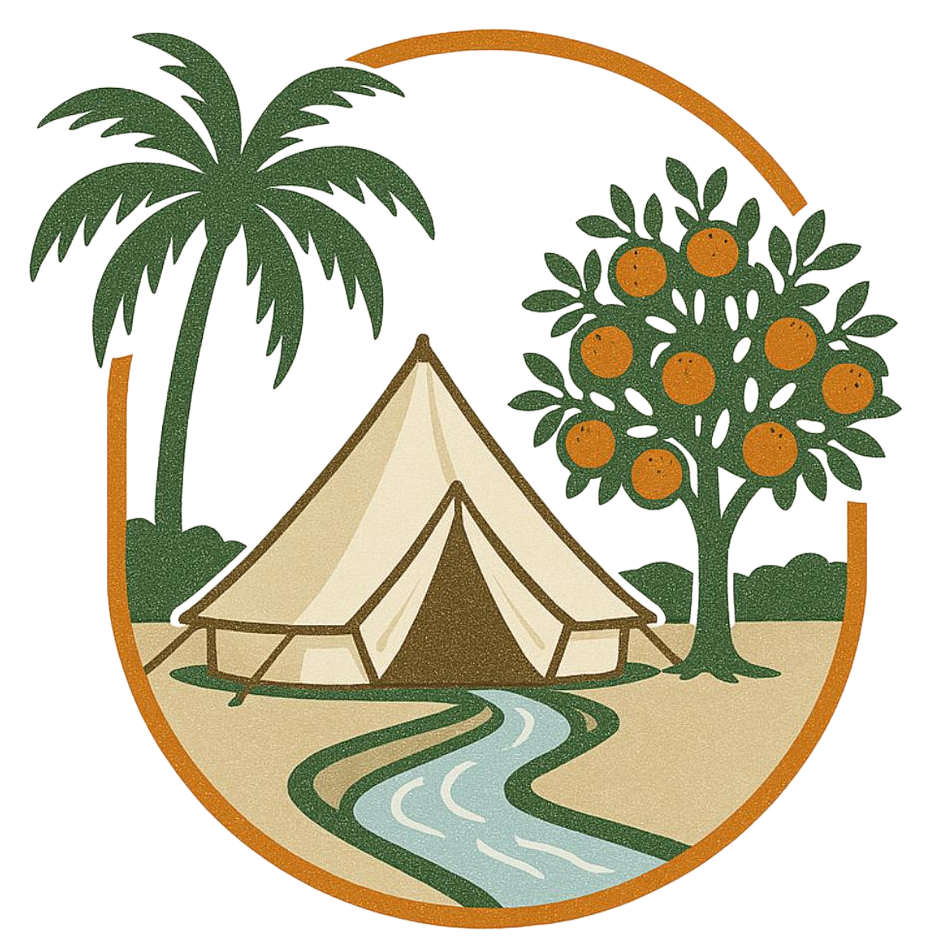 Escena de campamento con tienda de campaña, palmera, naranjo y río dentro de un marco circular.