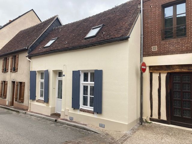 Une maison avec une façade nettoyée.