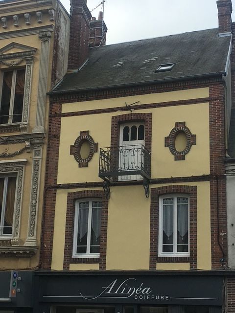 Une maison avec une façade nettoyée.