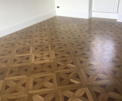 Parquet en bois à motifs géométriques.