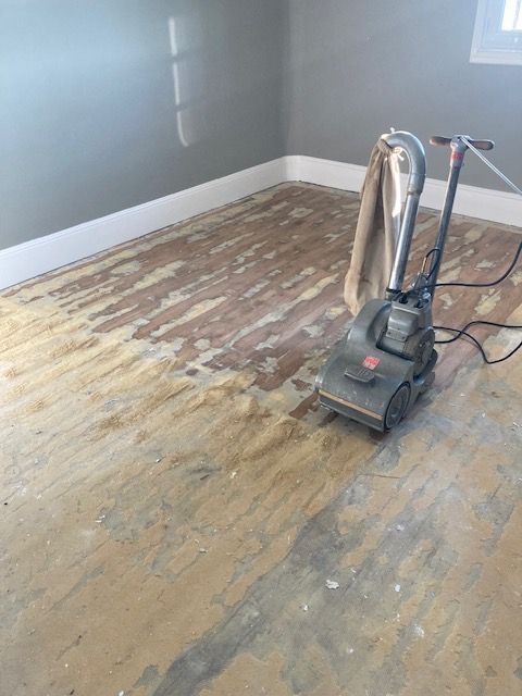 Du parquet délabré.