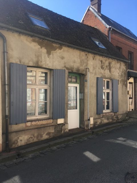 Une maison avec une façade sale.