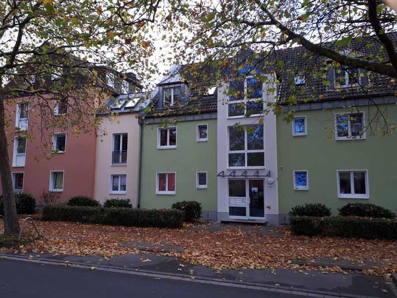 Ein grünes Gebäude mit der Nummer 4 darauf