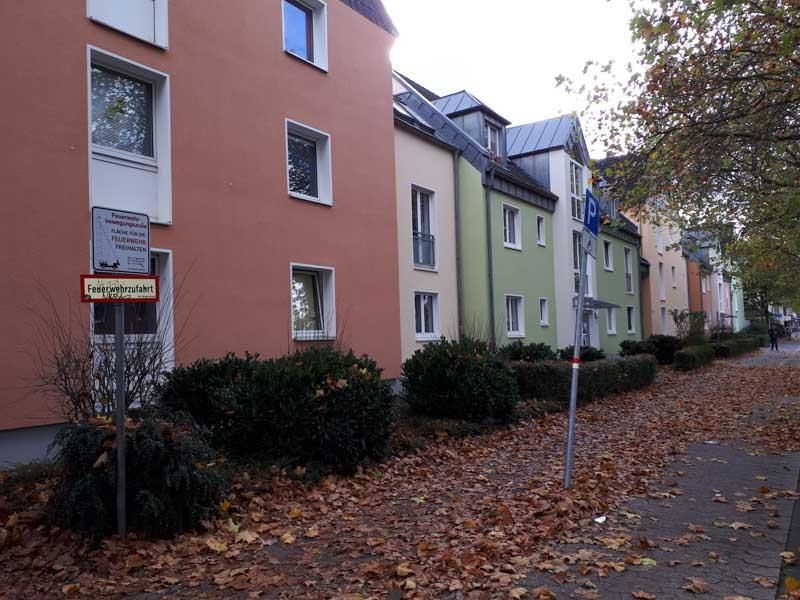 Eine Reihe von Gebäuden mit einem Schild mit der Aufschrift