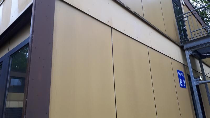 Ein Gebäude mit einem Schild an der Seite, auf dem