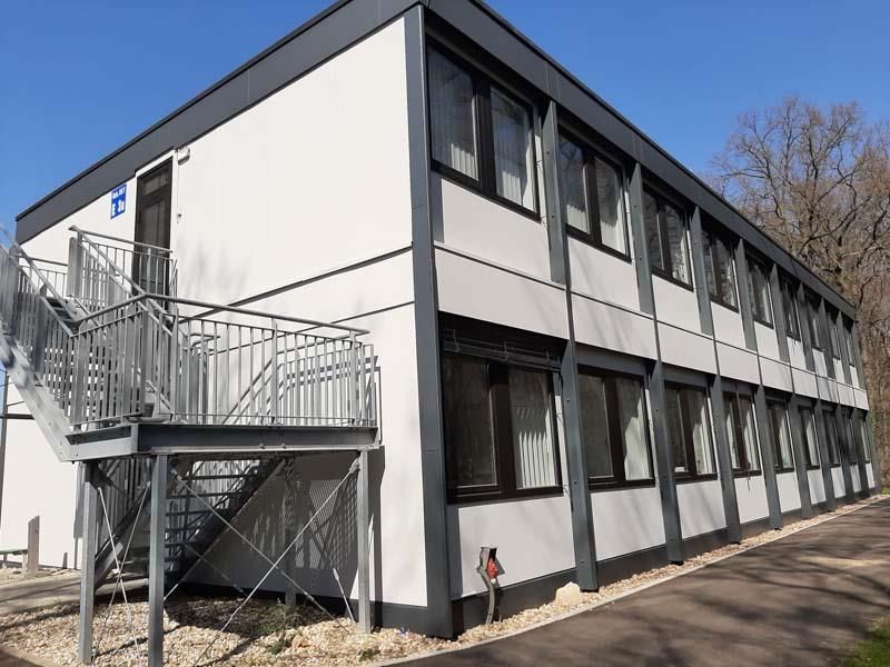 Ein großes weißes Gebäude mit Treppen, die hinaufführen