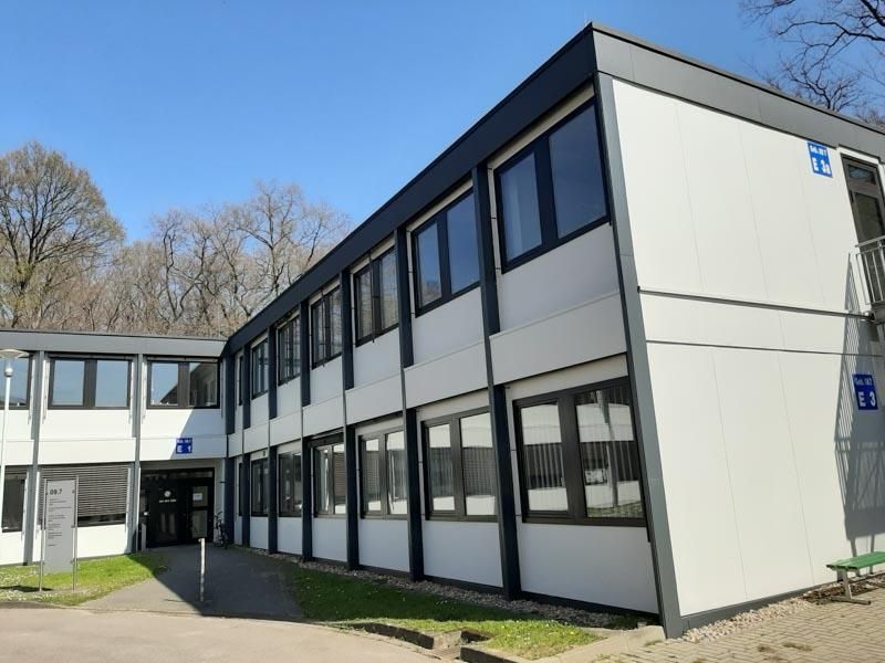 Ein großes weißes Gebäude mit vielen Fenstern