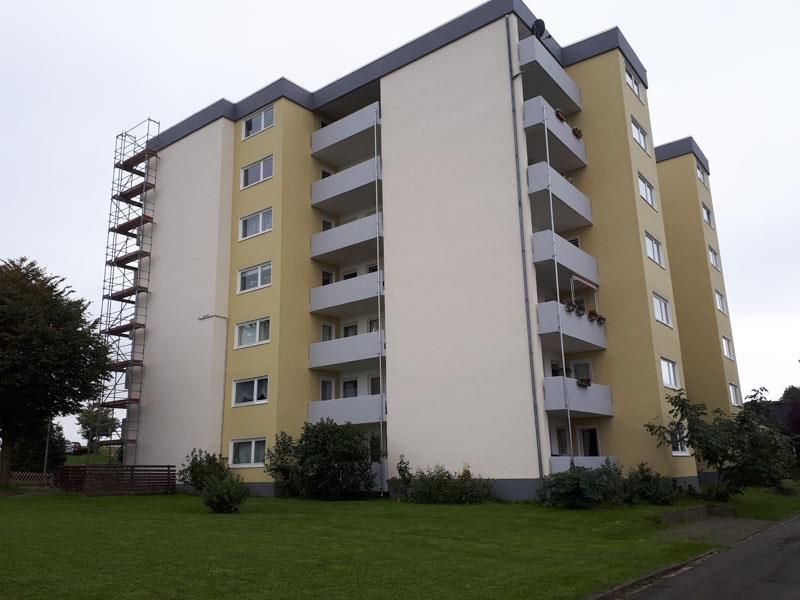 Ein hohes Gebäude mit vielen Fenstern und Balkonen