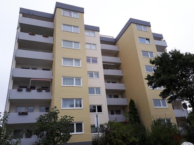 Ein hohes Gebäude mit vielen Fenstern und Balkonen