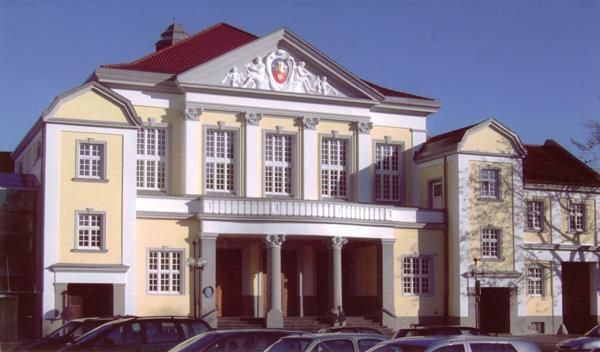 Ein großes Gebäude mit davor geparkten Autos