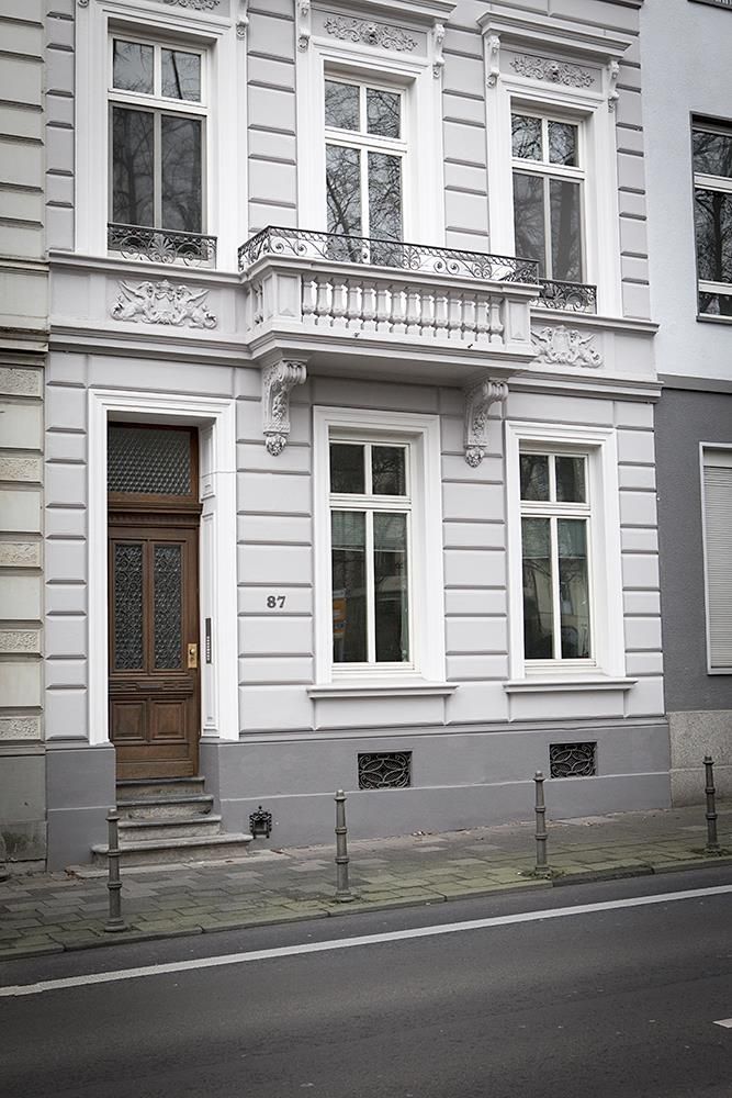 Ein Gebäude mit einem Balkon und Treppen an der Seite
