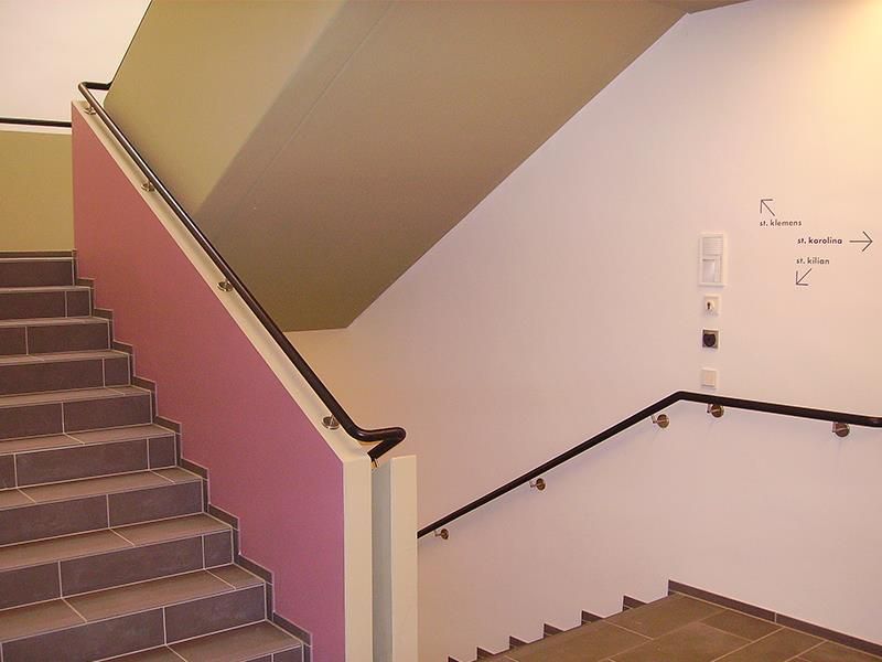 Eine Treppe mit einem Schild an der Wand, auf dem „Treppe“ steht