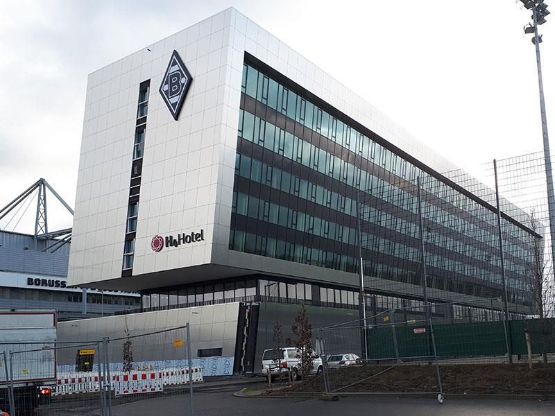 Ein großes Gebäude mit dem Wort Hotel darauf