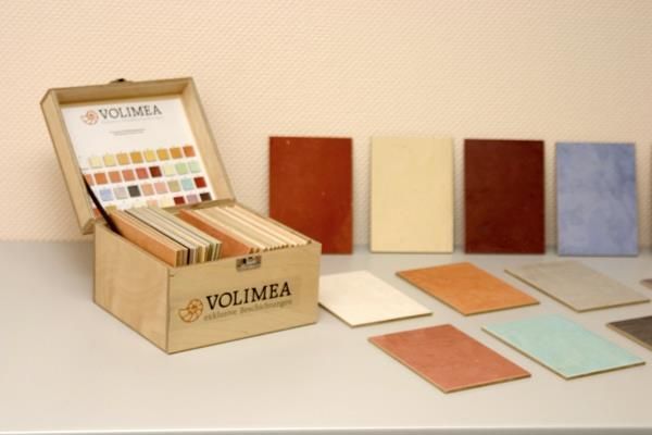 Eine Holzkiste mit dem Wort Volimea darauf