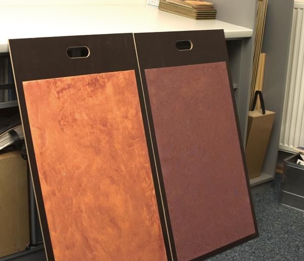 Zwei braune Bretter mit Griffen liegen auf einem Tisch