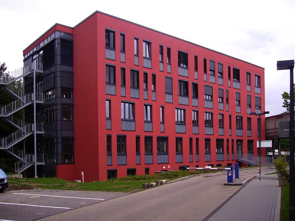 Ein großes rotes Gebäude mit vielen Fenstern und Treppen