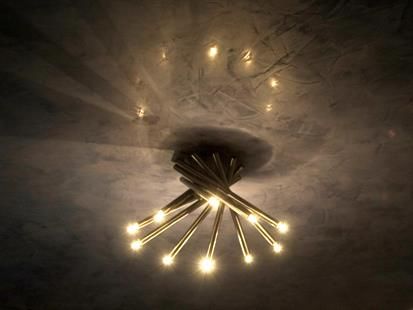 Eine Deckenleuchte, an der eine Reihe von Lichtern hängen.