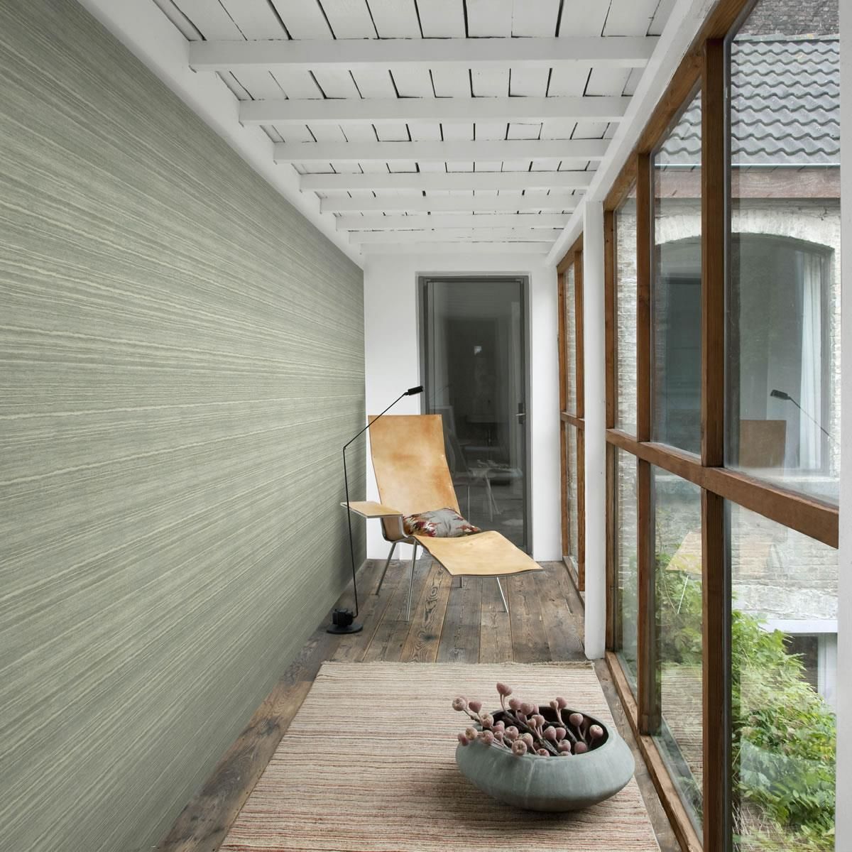 Ein Flur mit einem Stuhl und einer Blumenschale