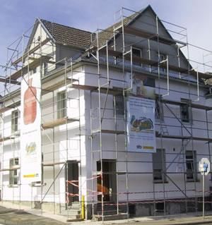 Ein großes weißes Gebäude mit Gerüst darum herum