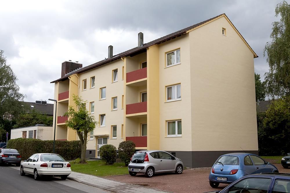 Ein Gebäude, vor dem viele Autos geparkt sind