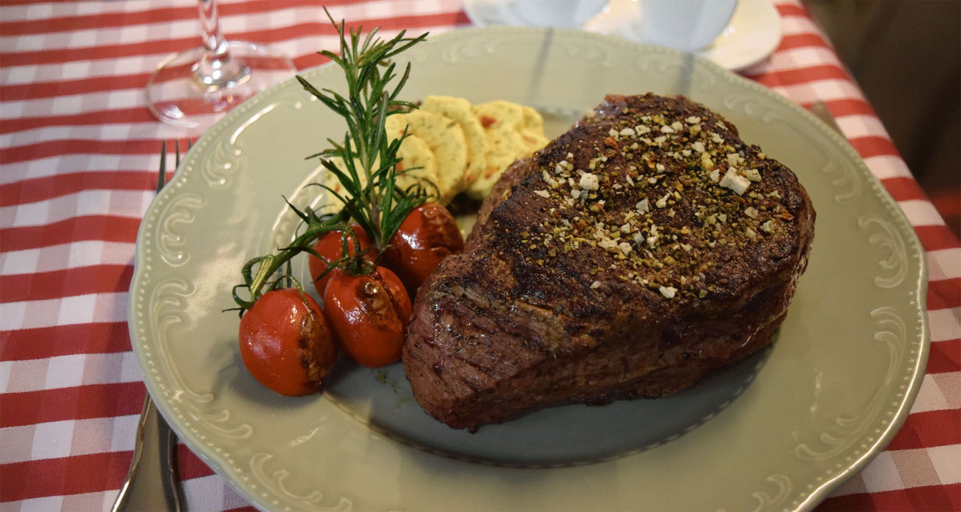Speisekarte mit deutschem Text, mit Vorspeisen, Suppen und Preisen.