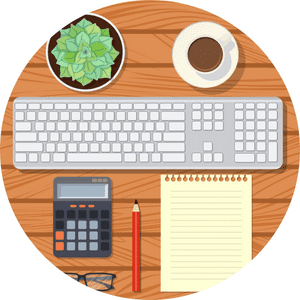 Un escritorio de madera con un teclado, una calculadora, un bloc de notas, un lápiz y una taza de café.