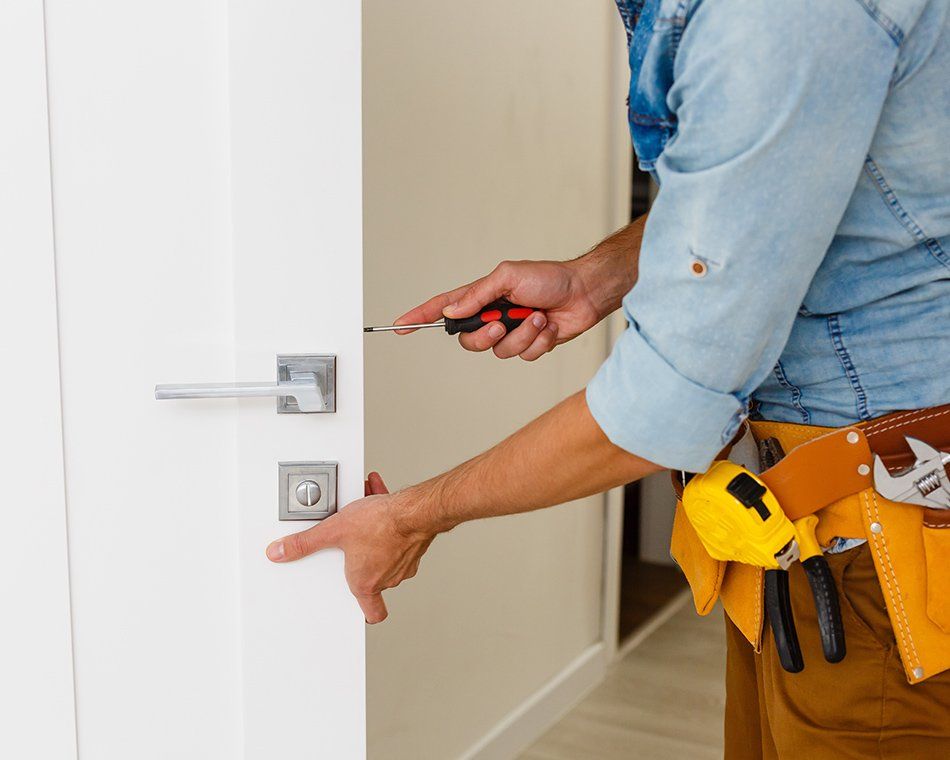 Ouvrier réparant la serrure d'une porte