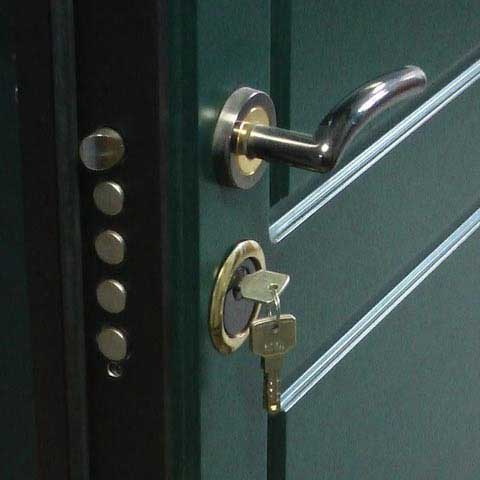 Porte d'entrée verte avec une serrure multi points